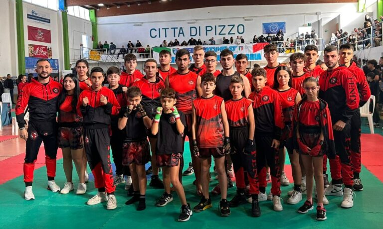 Kickboxing, ai campionati regionali brillano gli atleti della scuola vibonese Fenix: conquistate 25 medaglie