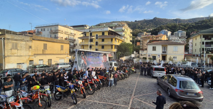 Vibo Marina, commozione incontenibile ai funerali di Matteo Mazzitelli: centinaia di persone e decine di moto da cross schierate – Video