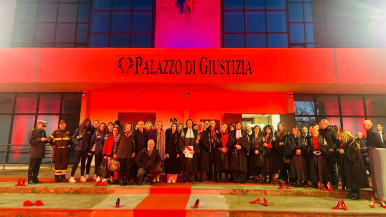 Vibo, anche il nuovo Tribunale illuminato di rosso contro la violenza sulle donne: «Fondamentale la sensibilizzazione»