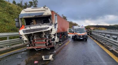 Incidente sul tratto vibonese dell’A2, camion perde il controllo: conducente gravemente ferito e traffico bloccato