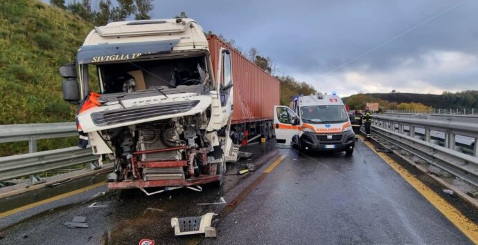 Incidente sul tratto vibonese dell’A2, camion perde il controllo: conducente gravemente ferito e traffico bloccato