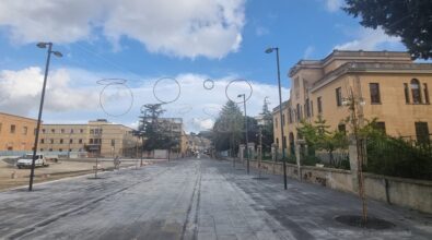 Piazza del Municipio parzialmente aperta al transito pedonale ma Scianò (Indipendenza) avanza dubbi sulla sicurezza: «E il collaudo?»