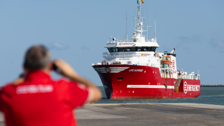 Sbarcheranno a Vibo Marina in tarda serata i 75 migranti a bordo della nave di Emergency: l’ultima volta è successo un anno fa