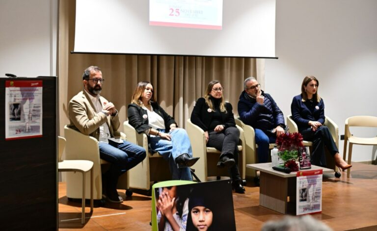 Violenza contro le donne, a Pizzo riflessioni e flashmob per la Giornata internazionale