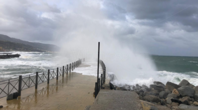 Meteo, dopo la calma torna l’allarme per mareggiate e vento di tempesta nel Vibonese: onde alte 4 metri e raffiche oltre i 100 km/h