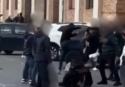 Rissa tra ragazzini davanti al Comune: pugni e calci dopo il corteo contro la violenza sulle donne – VIDEO