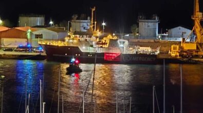 Vibo Marina, sbarco a notte fonda sotto la pioggia battente per 75 migranti soccorsi da Emergency