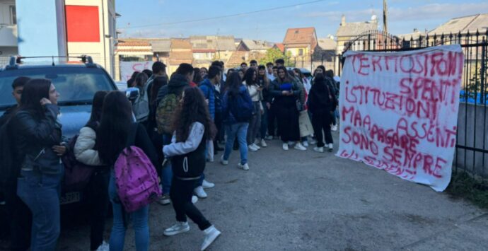 A Serra lezioni a orari alterni per mancanza di riscaldamenti, gli studenti incontrano il presidente della Provincia