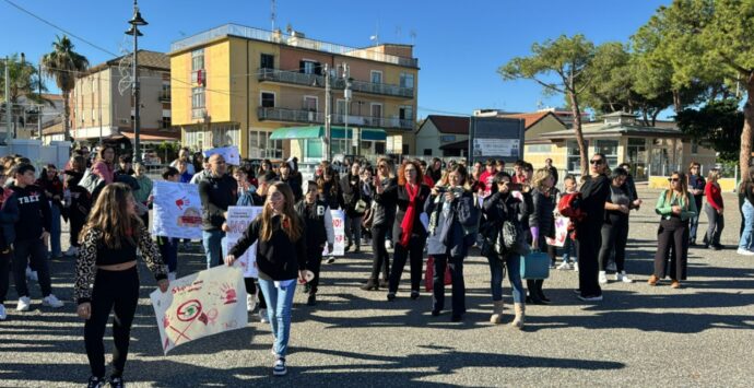 «No alla violenza», i ragazzi dell’Istituto comprensivo Vespucci-Murmura scendono in piazza a Vibo Marina -Foto