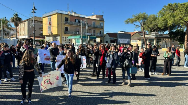 «No alla violenza», i ragazzi dell’Istituto comprensivo Vespucci-Murmura scendono in piazza a Vibo Marina -Foto