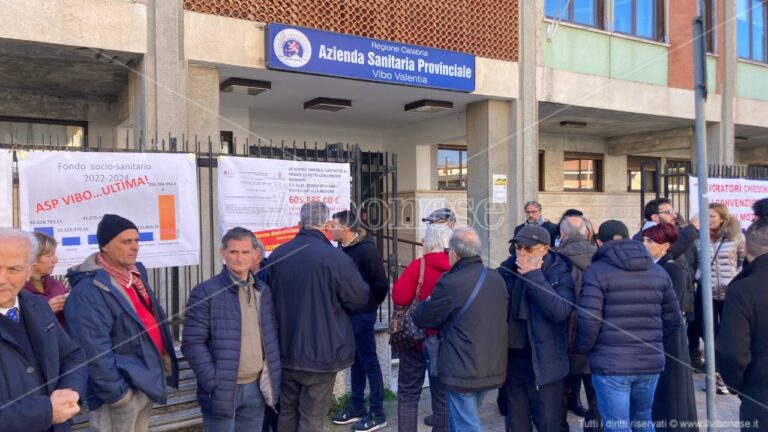 «Basta, denunciamo tutti»: all’Asp di Vibo la rabbia dei familiari dei pazienti del Don Mottola Medical Center che rischia la chiusura