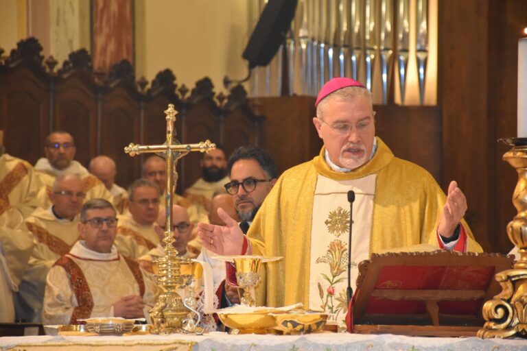 A Mileto aperto l’Anno Giubilare, cattedrale stracolma. L’omelia del vescovo Nostro: «Scacciamo le tenebre dentro di noi» – FOTO