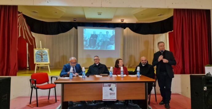 «È il padre di questa comunità, con lui persone con provenienze diverse sono divenute famiglia», Vibo Marina ricorda il suo primo parroco Domenico Costa – VIDEO