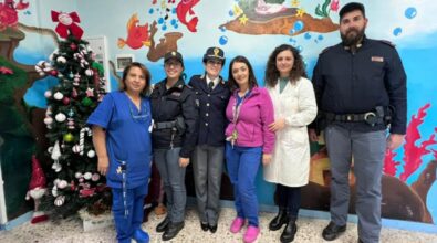 Doni e sorrisi per i bimbi ricoverati, i poliziotti fanno visita ai piccoli degenti dell’ospedale di Vibo