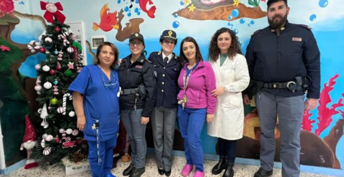 Doni e sorrisi per i bimbi ricoverati, i poliziotti fanno visita ai piccoli degenti dell’ospedale di Vibo