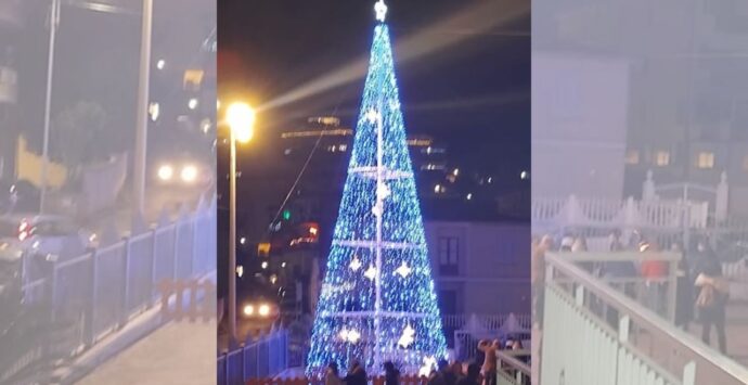 Vibo Marina, l’accensione dell’albero di Natale dà il via al cartellone degli eventi per le festività