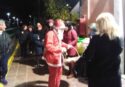 Dalla Lapponia alla Calabria: il lungo viaggio di Babbo Natale che arriva (appisolato) in treno alla stazione di Vibo Marina