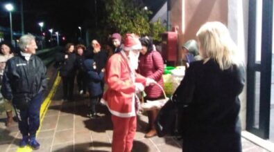 Dalla Lapponia alla Calabria: il lungo viaggio di Babbo Natale che arriva (appisolato) in treno alla stazione di Vibo Marina