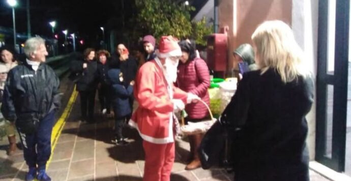 Dalla Lapponia alla Calabria: il lungo viaggio di Babbo Natale che arriva (appisolato) in treno alla stazione di Vibo Marina