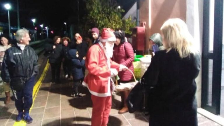 Dalla Lapponia alla Calabria: il lungo viaggio di Babbo Natale che arriva (appisolato) in treno alla stazione di Vibo Marina