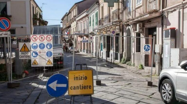 Vibo, cantiere lungo via Razza e proteste. Rifondazione comunista: «Per 4 giorni di lavori chiusura fino all’Epifania»