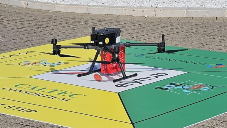 Il defibrillatore arriva con il drone, il test nazionale a Pizzo: «Fino al 70% di possibilità in più di salvare una vita»