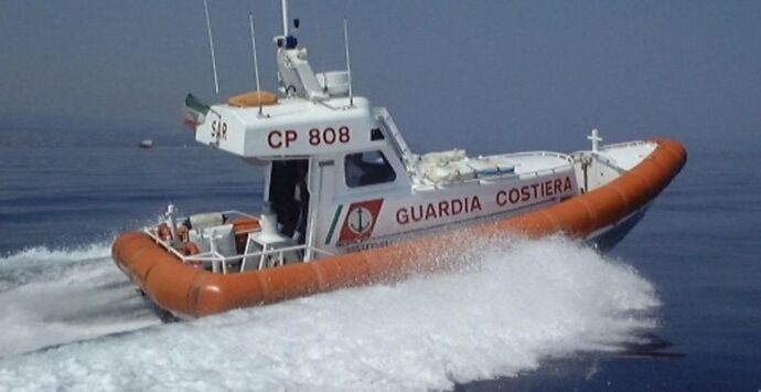 Salvataggio in mare, una motovedetta della Guardia costiera soccorre una barca a vela in difficoltà al largo di Bivona