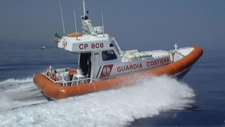 Salvataggio in mare, una motovedetta della Guardia costiera soccorre una barca a vela in difficoltà al largo di Bivona