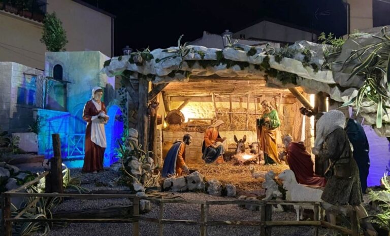 Fede e tradizioni, a Potenzoni torna il suggestivo maxi-presepe in piazza