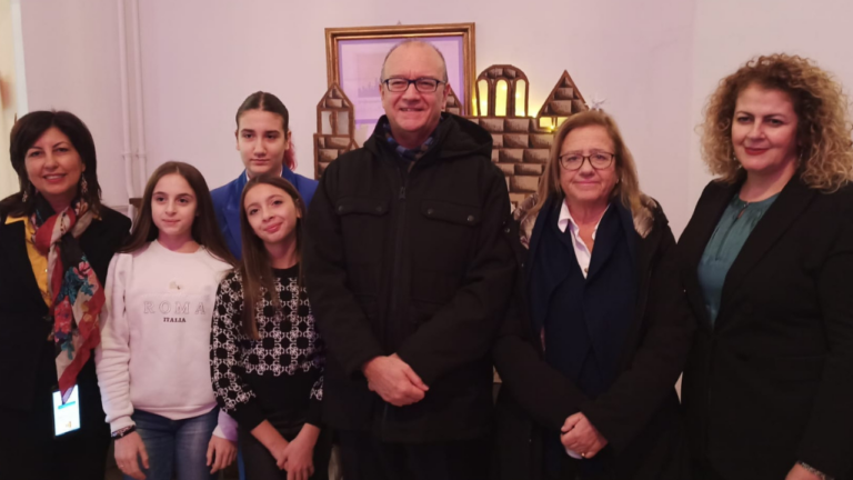 La scuola di Limbadi alla cerimonia di Natale del ministero dell’Istruzione: donato a Valditara il presepe realizzato dagli alunni