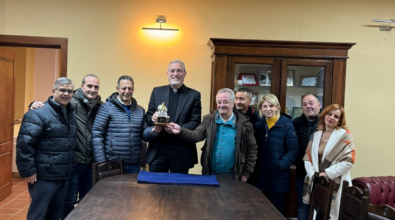 Confartigianato e Coldiretti Vibo donano una statua per il presepe al vescovo Attilio Nostro