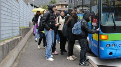 Trentasette studenti di Acquaro senza bus per raggiungere le scuole di Vibo e Serra, l’appello alla Prefettura: «Diritto allo studio violato»