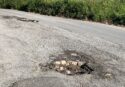 Tropea, la strada che conduce al porto turistico è costellata di buche: con l’estate lontana il degrado incalza