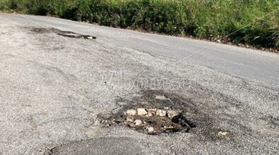 Tropea, la strada che conduce al porto turistico è costellata di buche: con l’estate lontana il degrado incalza