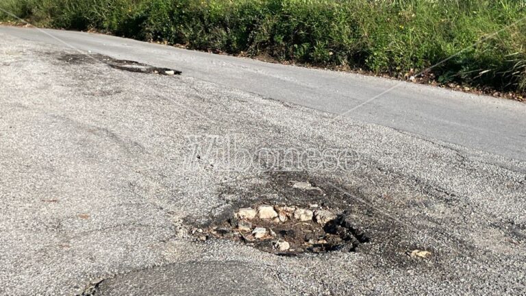 Tropea, la strada che conduce al porto turistico è costellata di buche: con l’estate lontana il degrado incalza