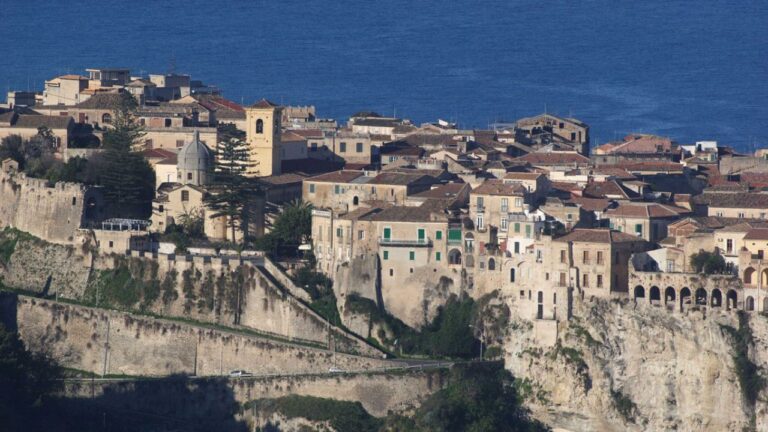 La storia dei vicoli di Tropea raccontata nel libro di Dario Godano sulla Toponomastica