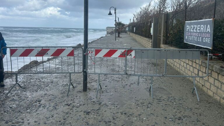 Tropea bella ma fragile: la mareggiata fa danni sul lungomare Antonio Sorrentino, inibito l’accesso (come anni fa) alla bretella pedonale