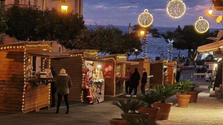 Ottanta euro a chiosco: la “concessione gratuita” dei mercatini di Natale a Tropea rinfocola la polemica con i commissari