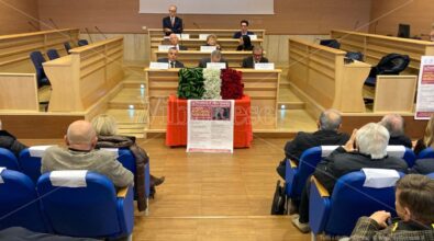 Al “padre” della Provincia di Vibo Antonino Murmura intitolata la sala consiliare. La moglie: «Non c’è futuro senza memoria» -Video