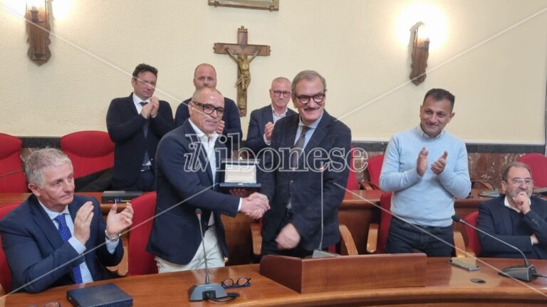 Le lacrime del “re”, Vibo celebra l’allenatore della nazionale slovacca Francesco Calzona: «La mia Cessaniti sempre nel cuore»