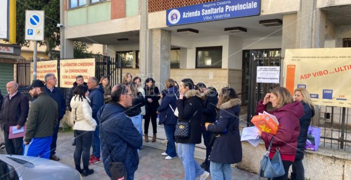 «Pretendiamo una risposta dallo Stato», prosegue a oltranza il sit-in davanti all’Asp di Vibo per salvare il Don Mottola di Drapia – VIDEO