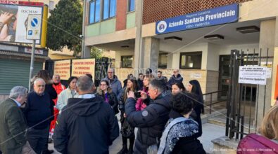 Don Mottola Medical Center, la protesta di dipendenti e familiari dei pazienti si trasferisce a Catanzaro: sit-in alla Regione