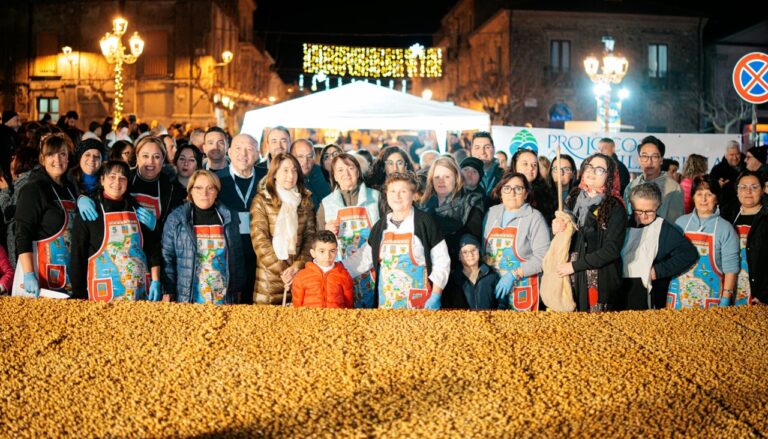 A Filadelfia la “pignolata più grande del mondo” per chiudere le feste e celebrare le tradizioni culinarie calabresi