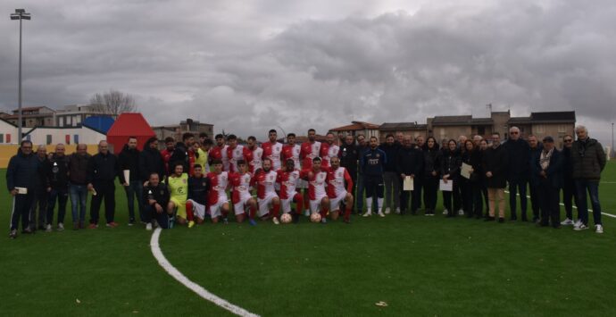 Mileto, prima ufficiale sul nuovo campo di gioco in erba sintetica tra calcio e amarcord – Foto