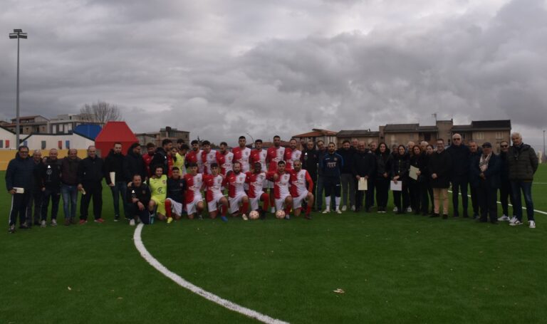 Mileto, prima ufficiale sul nuovo campo di gioco in erba sintetica tra calcio e amarcord – Foto