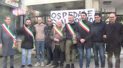 Manifestazione in difesa dell’ospedale di Serra, la metà dei sindaci vibonesi (25) si schiera con Barillari ma solo 13 si presentano a Vibo per il sit-in