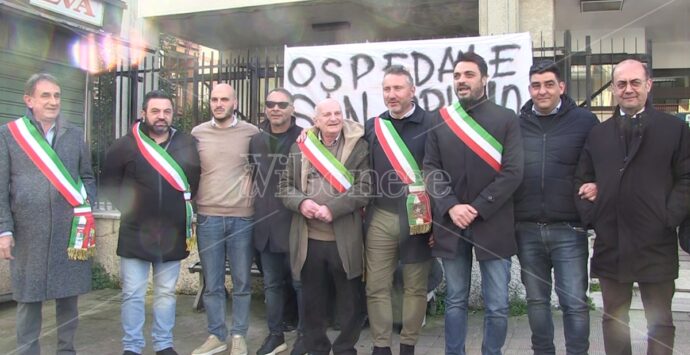 Manifestazione in difesa dell’ospedale di Serra, la metà dei sindaci vibonesi (25) si schiera con Barillari ma solo 13 si presentano a Vibo per il sit-in