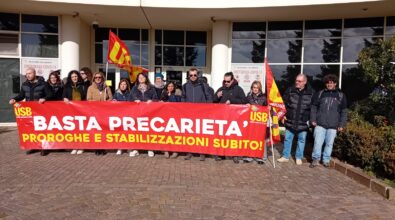 La protesta degli operatori sanitari vibonesi alla Cittadella: «Allo Jazzolino barelle ammassate, pazienti in attesa e noi a casa»