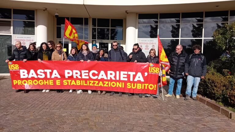 La protesta degli operatori sanitari vibonesi alla Cittadella: «Allo Jazzolino barelle ammassate, pazienti in attesa e noi a casa»