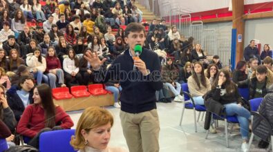Alfiere della Repubblica a 18 anni, Bernard Dika al Festival delle arti di Vibo: «Dobbiamo essere il cambiamento che chiediamo» – VIDEO